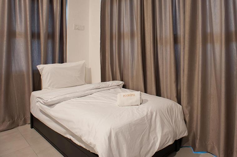 Econtel Queensbay Sungai Dua Bukit Екстер'єр фото